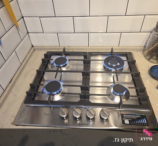 כיריים גז במטבח עם להבות כחולות